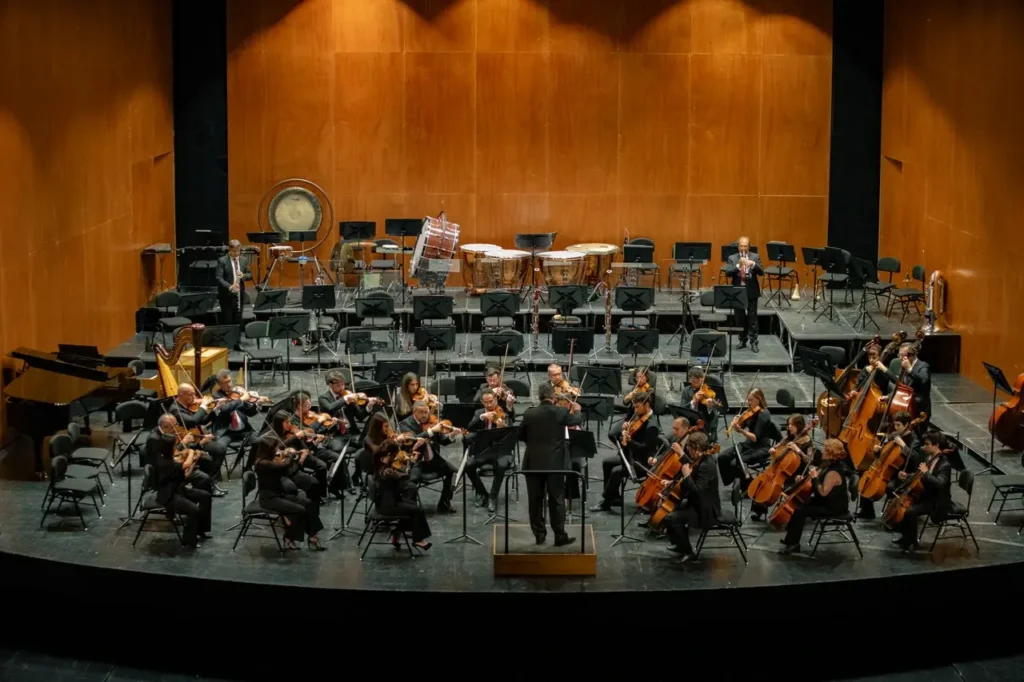 Orquesta Filarmónica de Málaga dirigida por Maximiliano Valdés en el Teatro Cervantes interpretando obras de Copland, Ginastera y Prokofiev