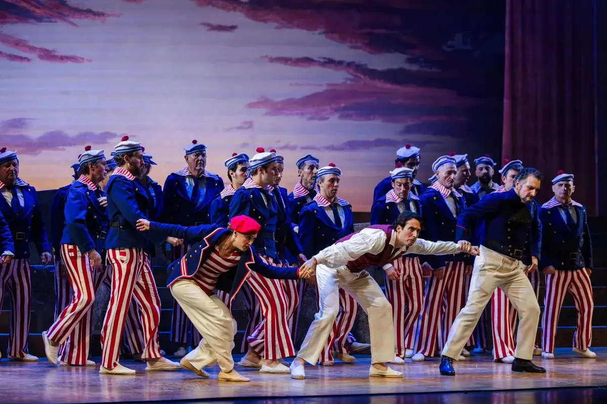 Escena de La fille du régiment de Donizetti en el Teatro Cervantes de Málaga con Rocío Pérez y Juan de Dios Mateos