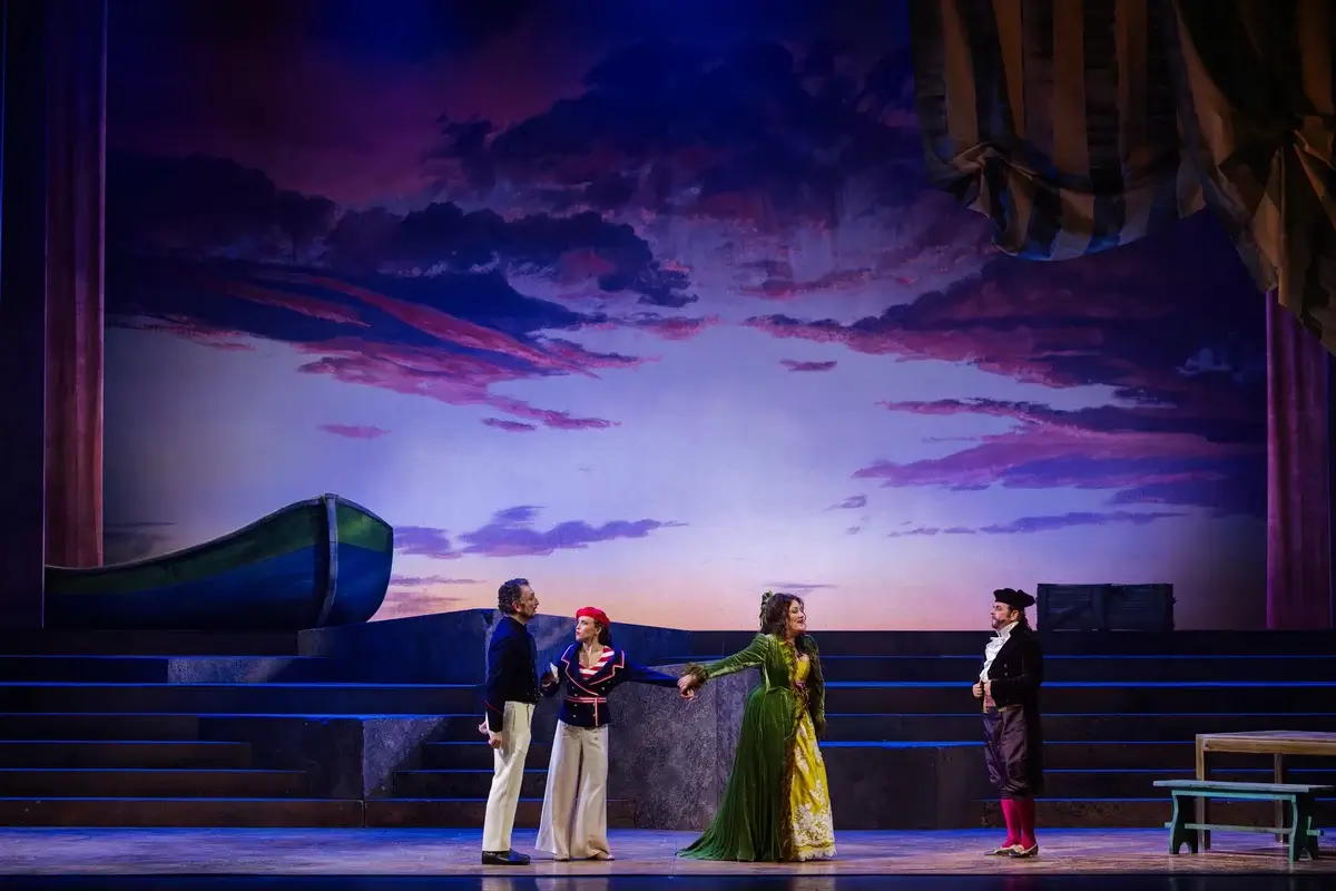 Escena de La fille du régiment de Donizetti en el Teatro Cervantes de Málaga con Rocío Pérez y Juan de Dios Mateos