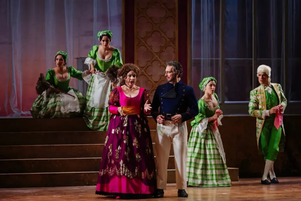 Escena de La fille du régiment de Donizetti en el Teatro Cervantes de Málaga con Rocío Pérez y Juan de Dios Mateos