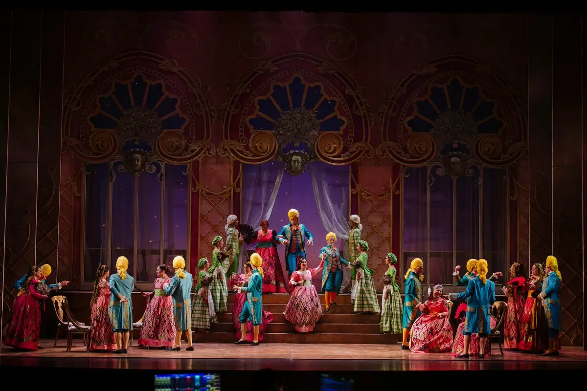Escena de La fille du régiment de Donizetti en el Teatro Cervantes de Málaga con Rocío Pérez y Juan de Dios Mateos