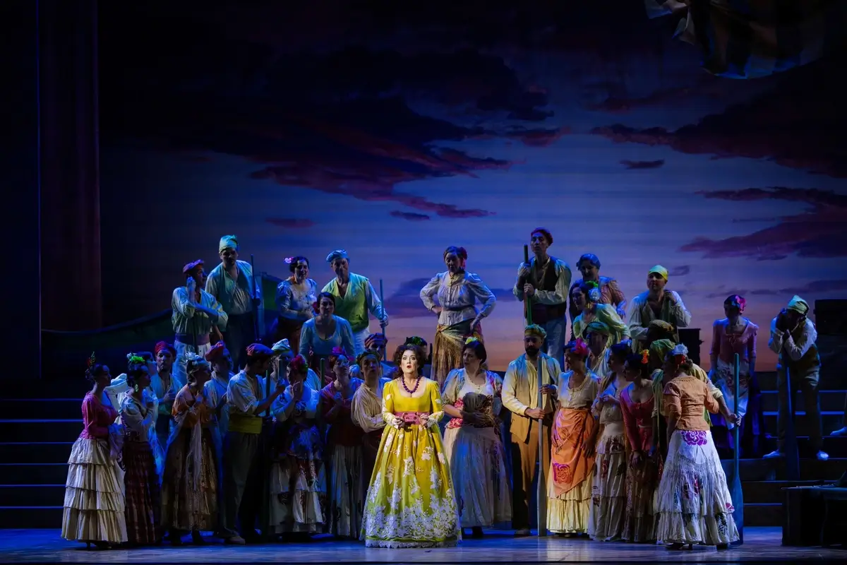 Escena de La fille du régiment de Donizetti en el Teatro Cervantes de Málaga con Rocío Pérez y Juan de Dios Mateos