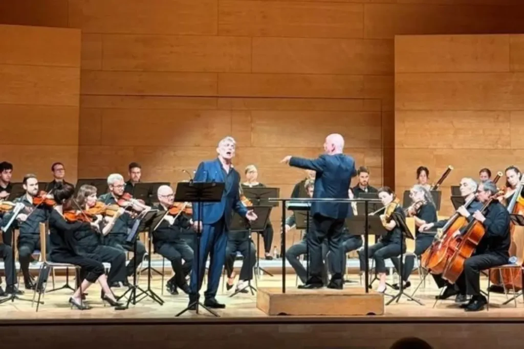 El barítono Àngel Òdena junto a Camerata XXI y Miquel Ortega durante el recital Momento en el Auditori Josep Carreras de Vila-seca
