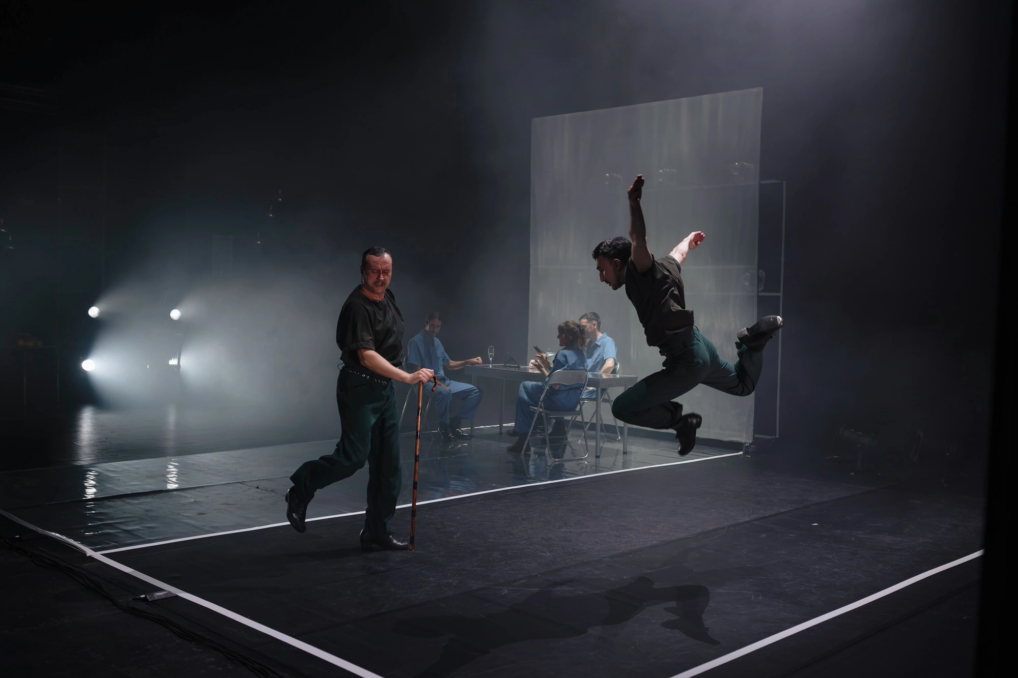 Daniel Doña y Cristian Martín bailando Blanco, Sólido, Cristalino en el Teatro Cervantes de Málaga