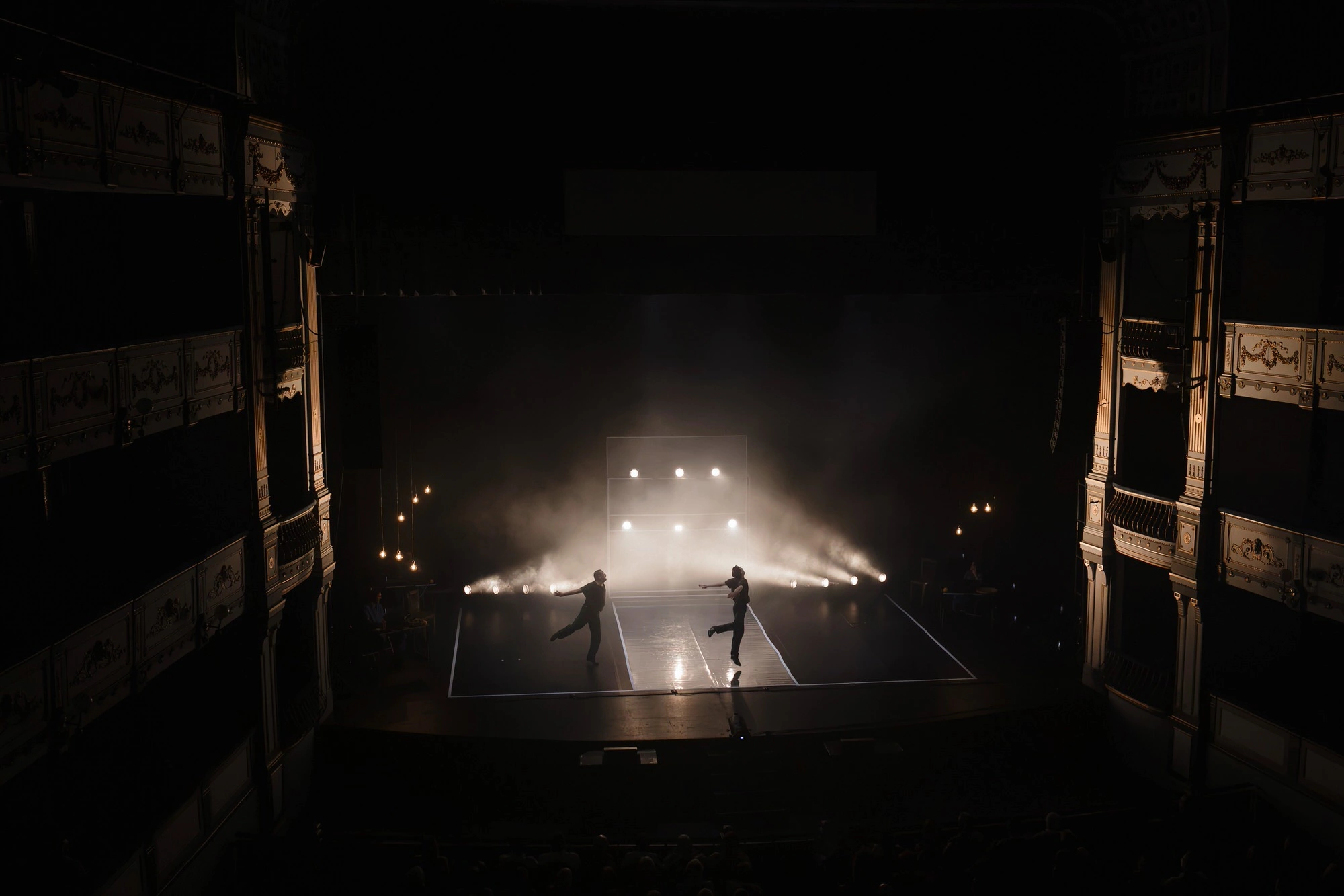 Daniel Doña y Cristian Martín bailando Blanco, Sólido, Cristalino en el Teatro Cervantes de Málaga