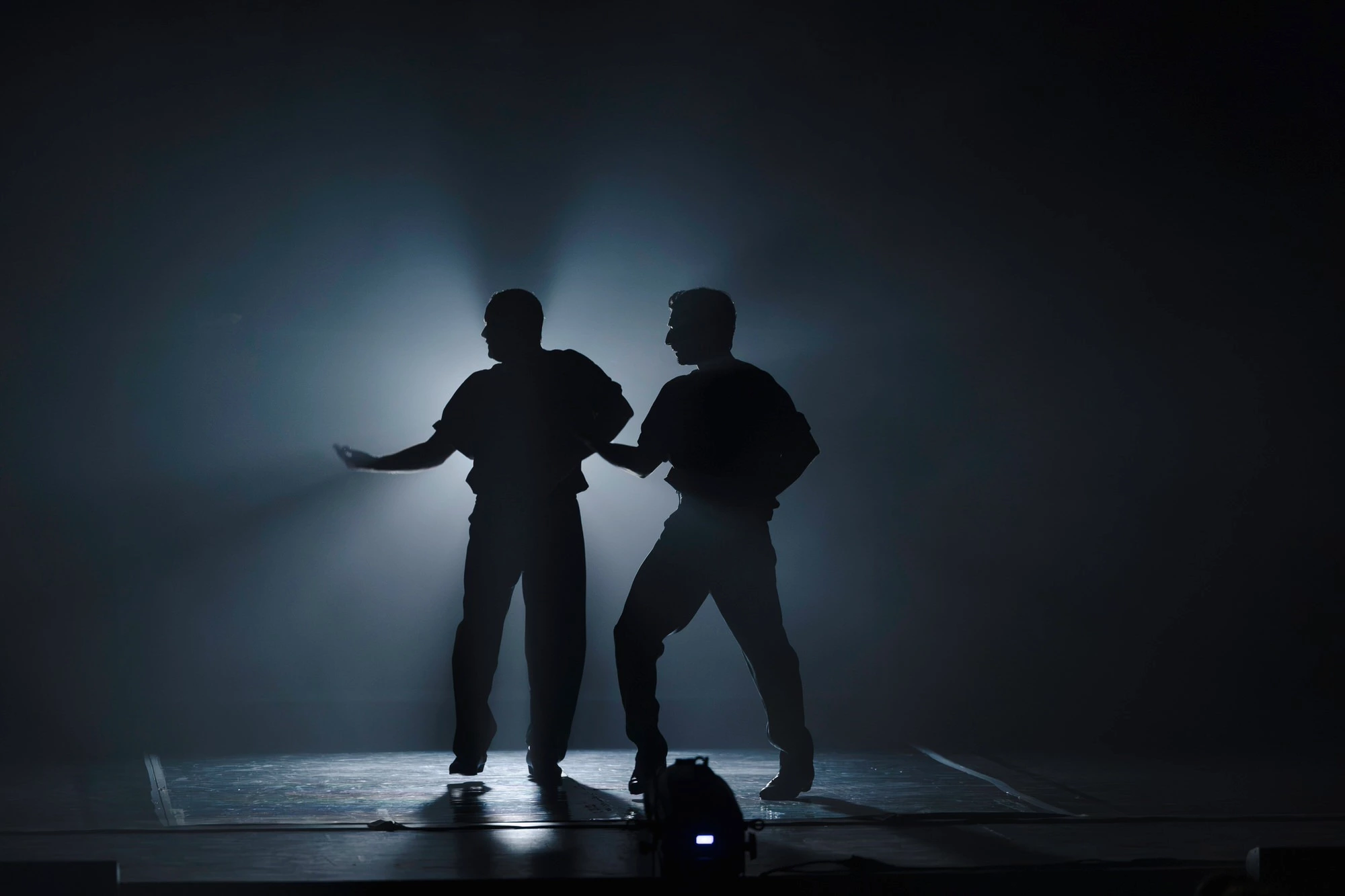 Daniel Doña y Cristian Martín bailando Blanco, Sólido, Cristalino en el Teatro Cervantes de Málaga