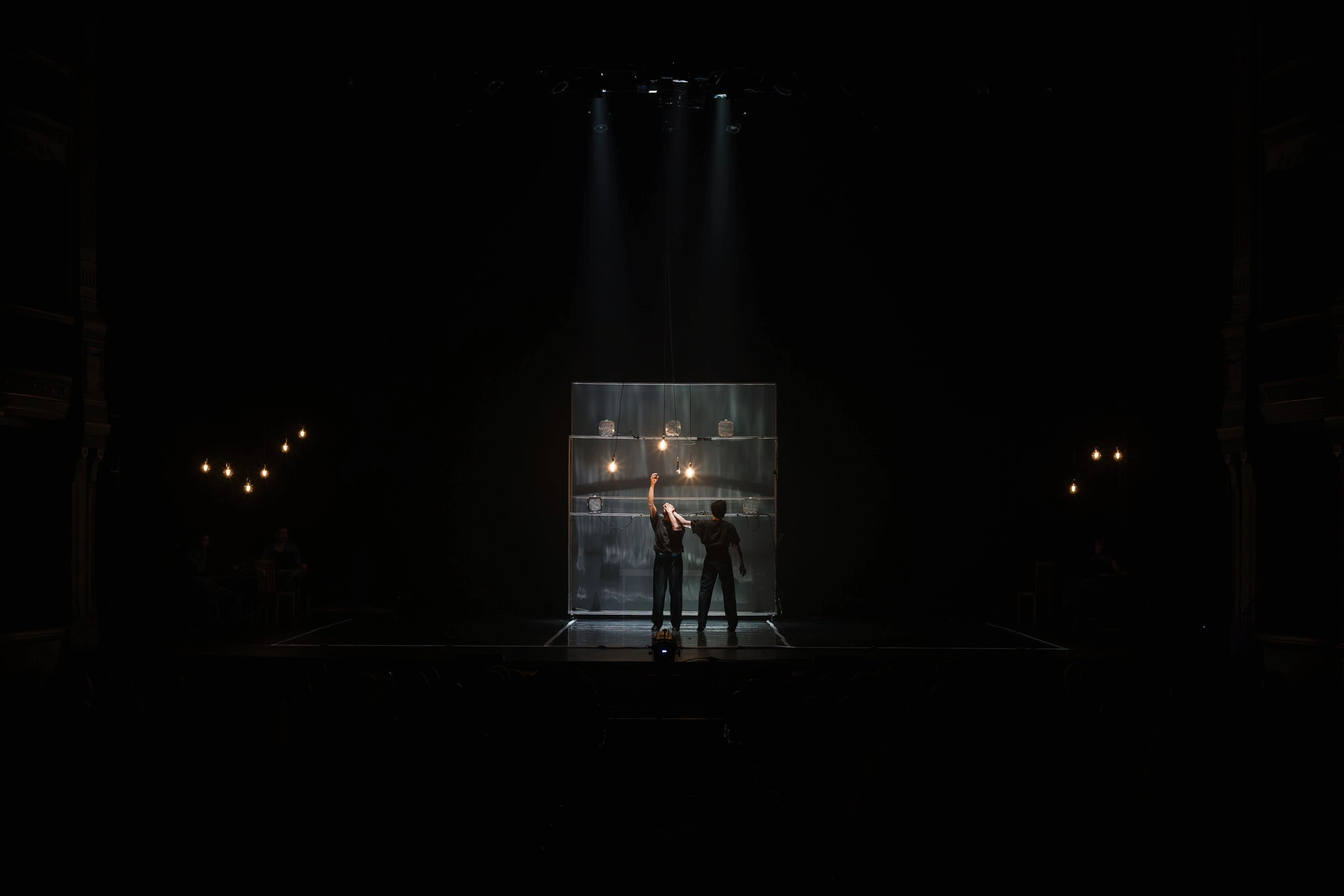 Daniel Doña y Cristian Martín bailando Blanco, Sólido, Cristalino en el Teatro Cervantes de Málaga
