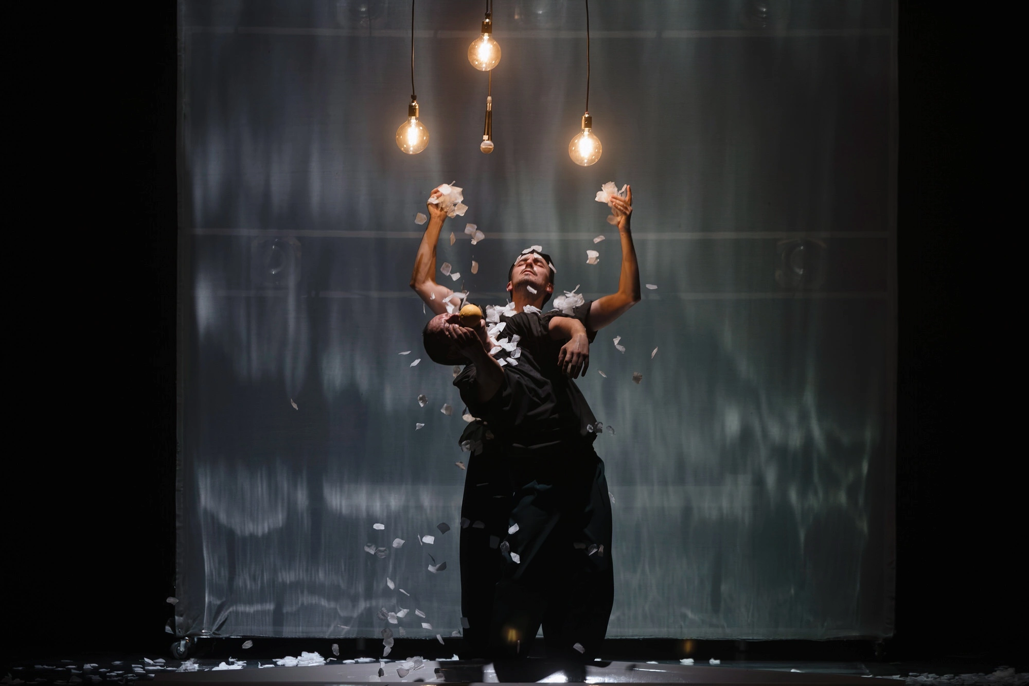 Daniel Doña y Cristian Martín bailando Blanco, Sólido, Cristalino en el Teatro Cervantes de Málaga