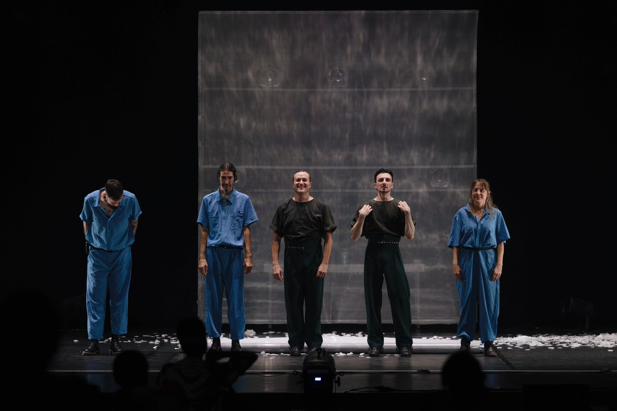 Daniel Doña y Cristian Martín bailando Blanco, Sólido, Cristalino en el Teatro Cervantes de Málaga
