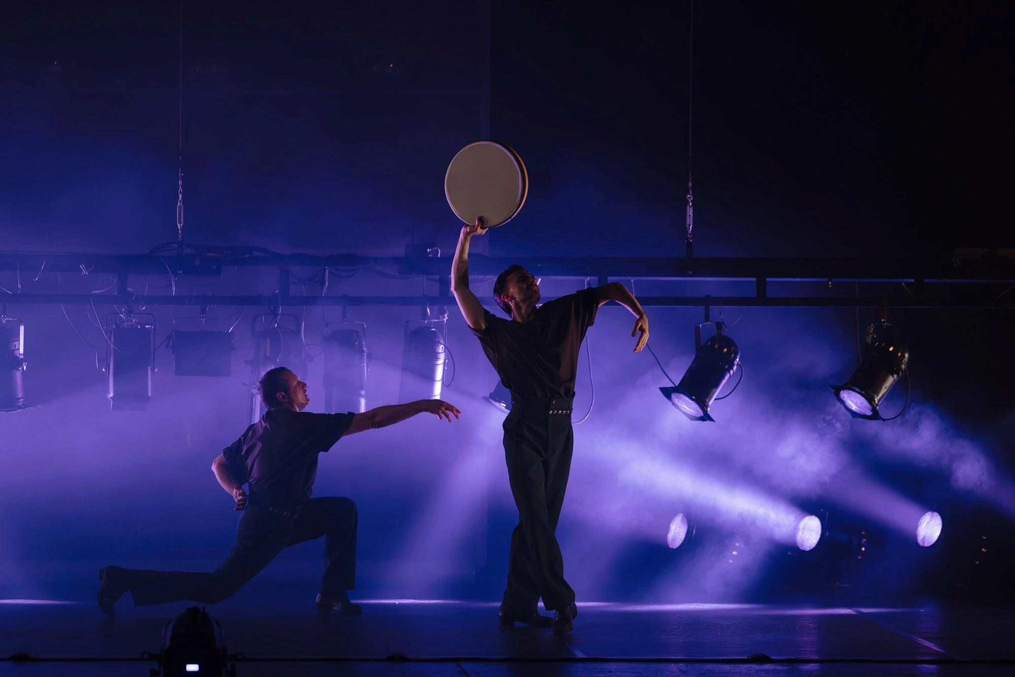 Daniel Doña y Cristian Martín bailando Blanco, Sólido, Cristalino en el Teatro Cervantes de Málaga