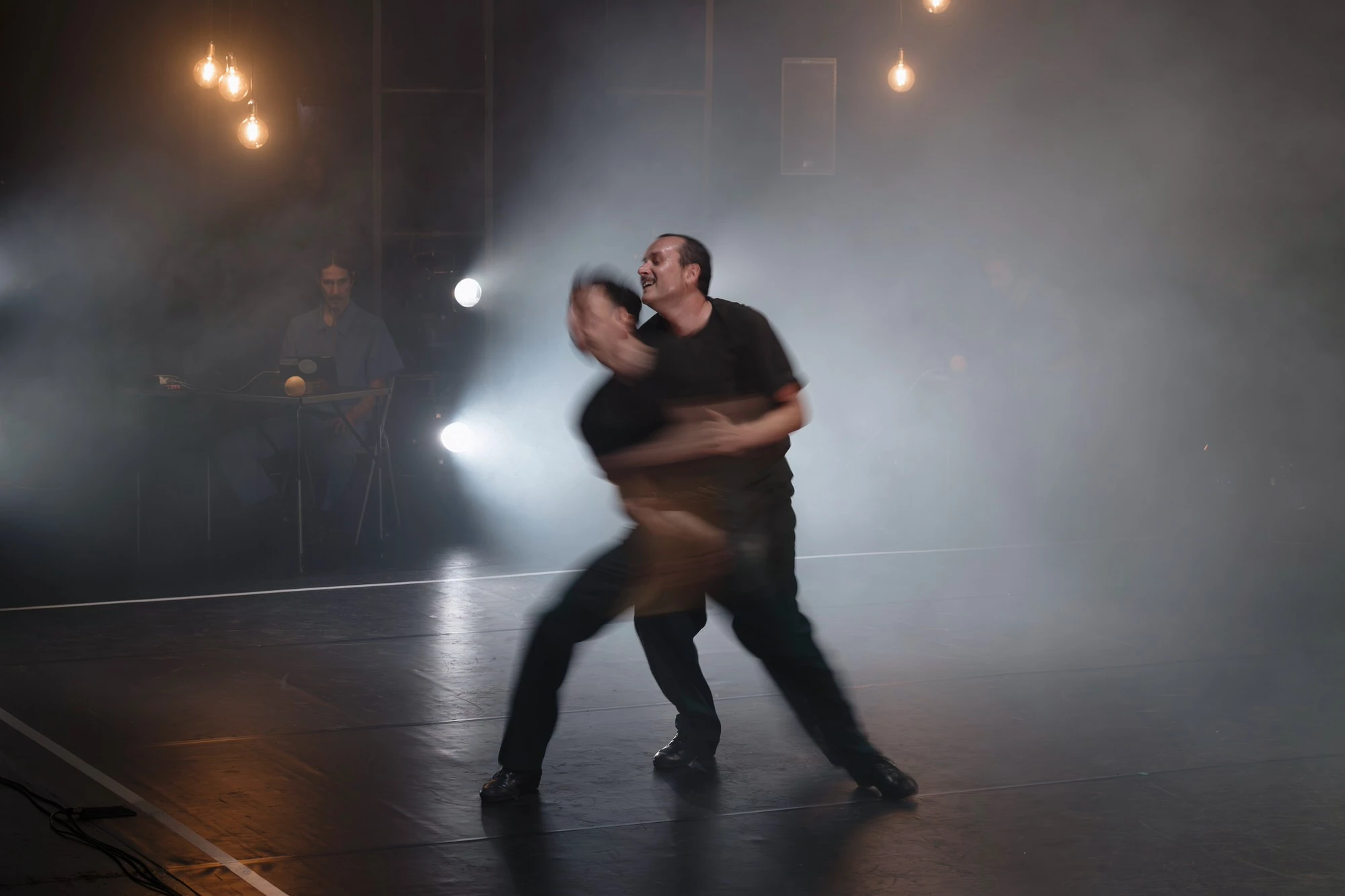 Daniel Doña y Cristian Martín bailando Blanco, Sólido, Cristalino en el Teatro Cervantes de Málaga