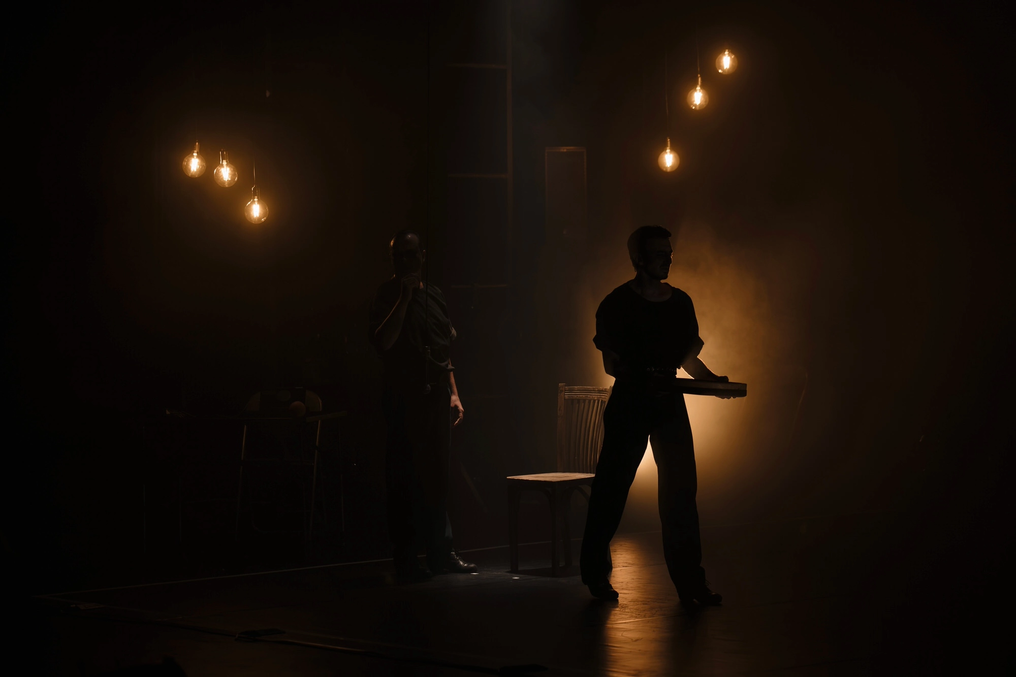 Daniel Doña y Cristian Martín bailando Blanco, Sólido, Cristalino en el Teatro Cervantes de Málaga