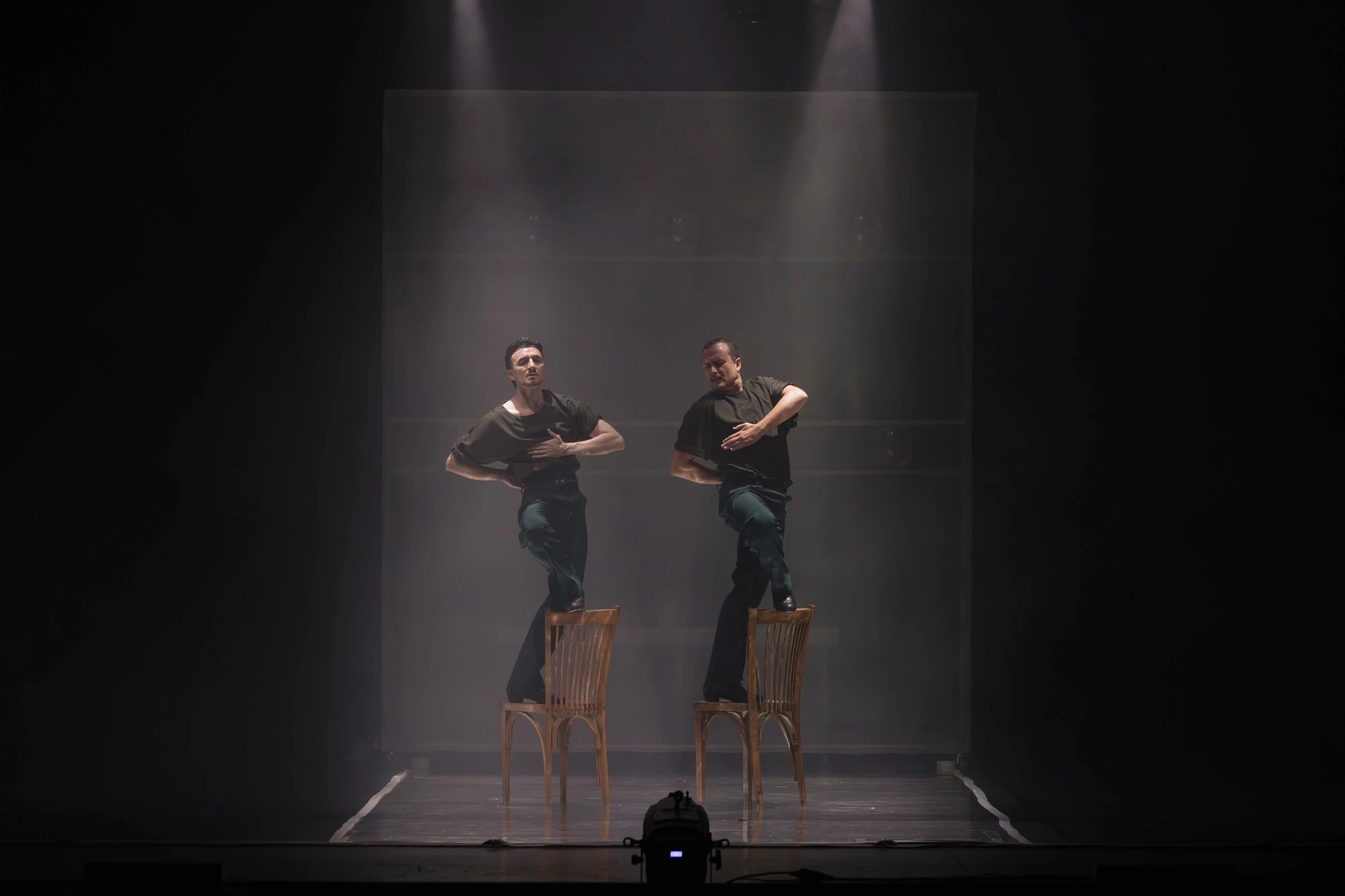Daniel Doña y Cristian Martín bailando Blanco, Sólido, Cristalino en el Teatro Cervantes de Málaga