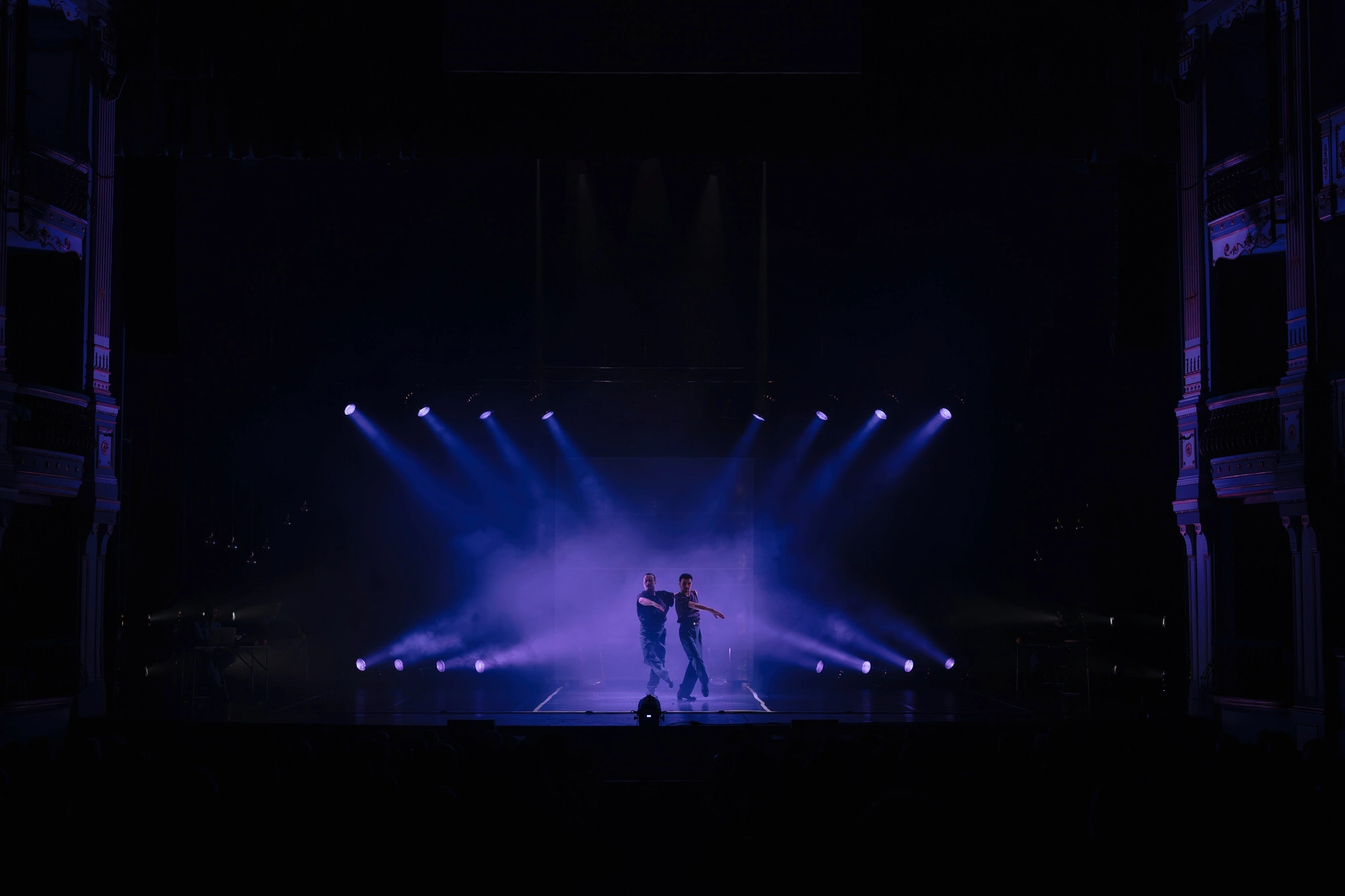 Daniel Doña y Cristian Martín bailando Blanco, Sólido, Cristalino en el Teatro Cervantes de Málaga