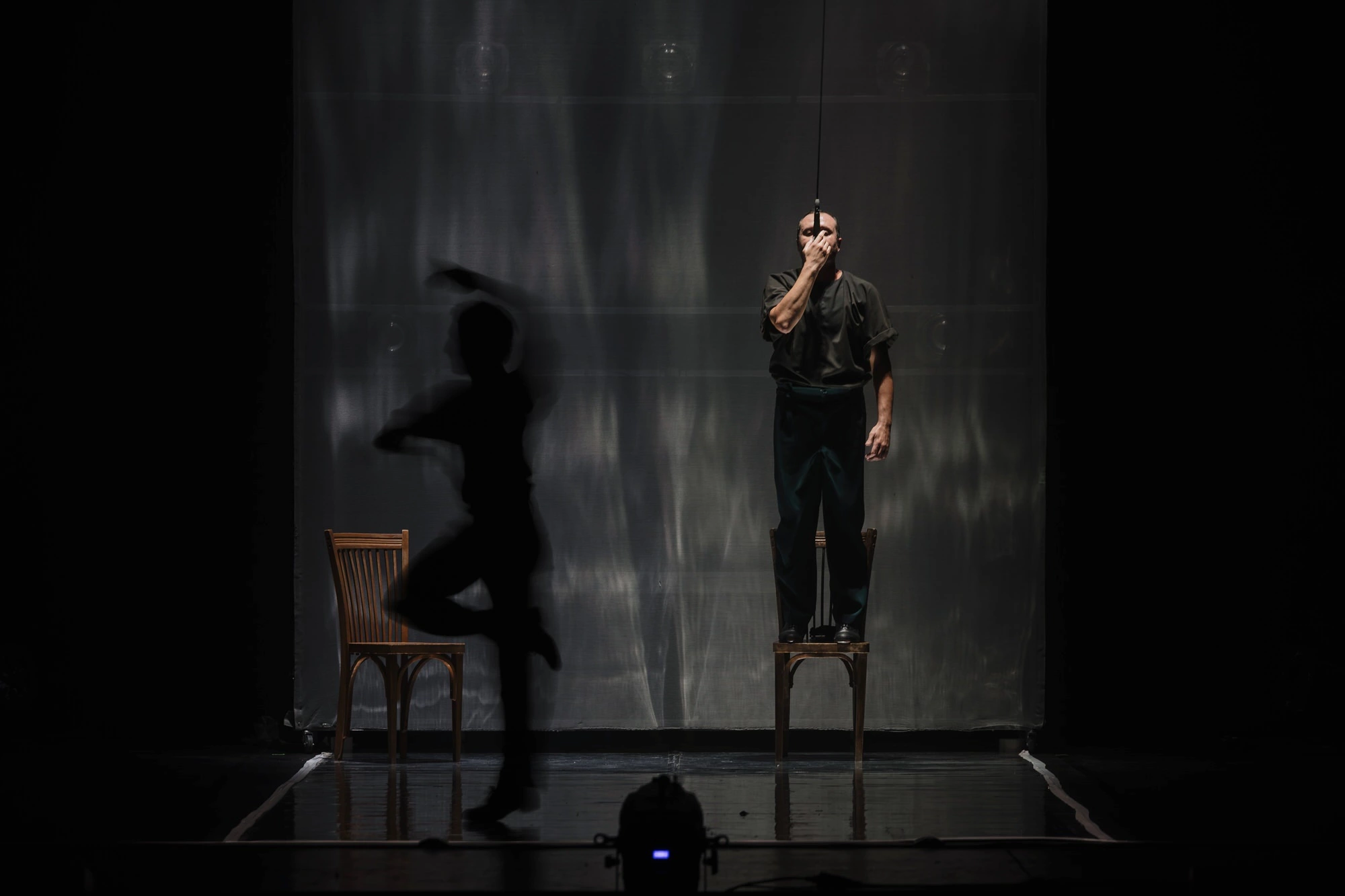 Daniel Doña y Cristian Martín bailando Blanco, Sólido, Cristalino en el Teatro Cervantes de Málaga