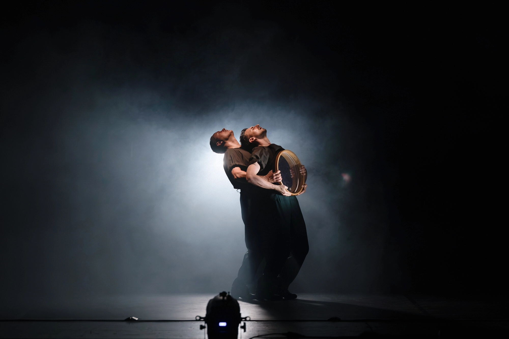 Daniel Doña y Cristian Martín bailando Blanco, Sólido, Cristalino en el Teatro Cervantes de Málaga