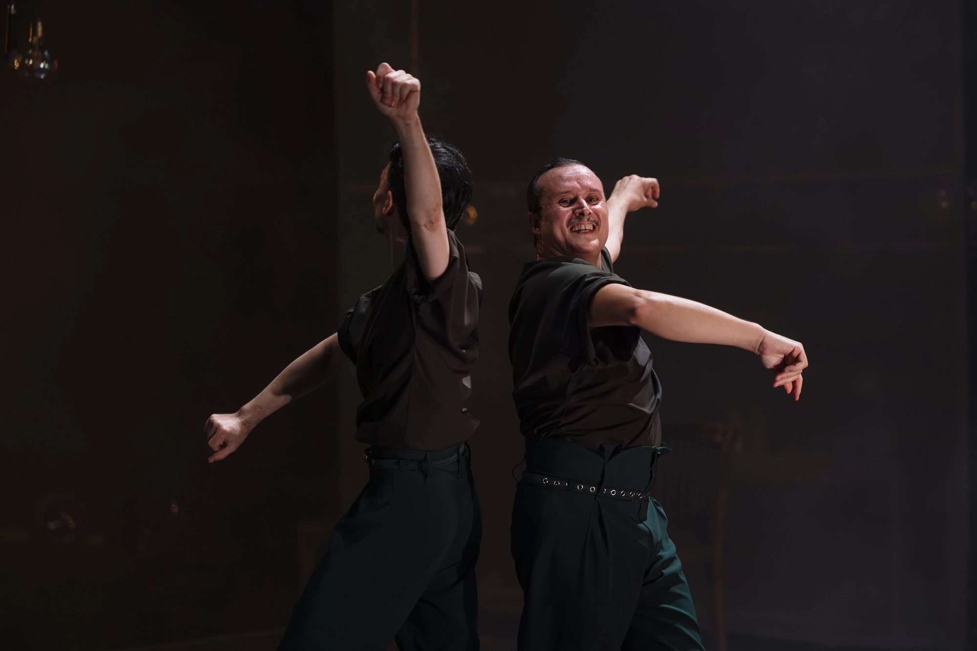 Daniel Doña y Cristian Martín bailando Blanco, Sólido, Cristalino en el Teatro Cervantes de Málaga