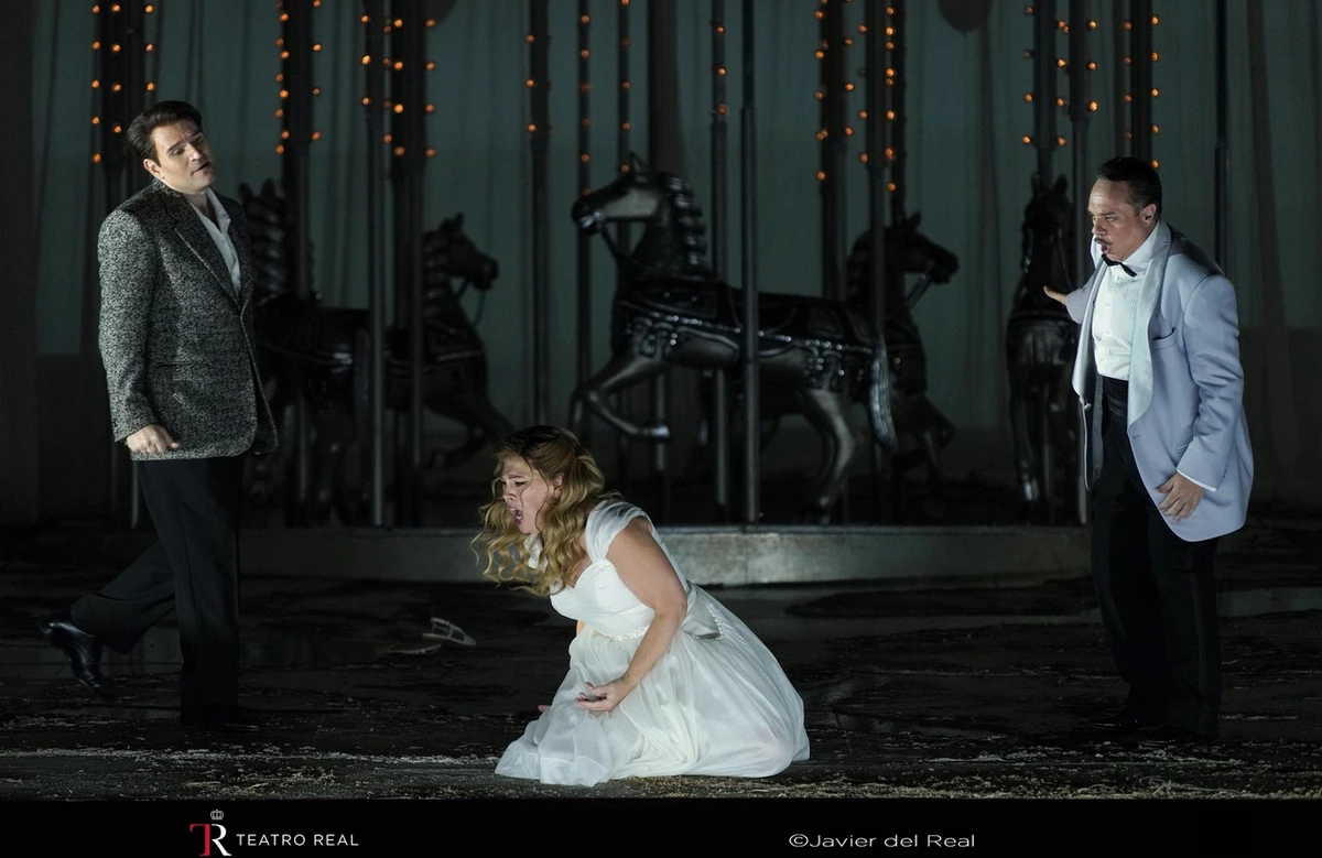 Escena de Manon Lescaut de Puccini en el Teatro Real de Madrid, producción de Carlos Wagner
